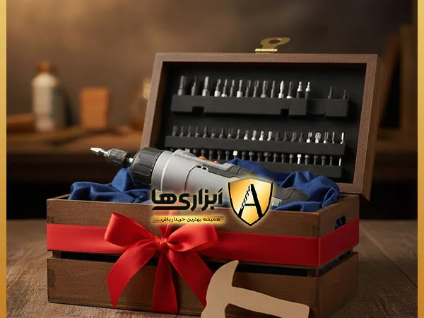 فرز شارژی کوچک، ابزاری جادویی برای کارهای دقیق است که پدرتان را از ابزارهای حجیم و سیمی بینیاز میکند. با آن میتواند برشهای تمیز بدهد، سطوح را صیقل دهد یا حتی حکاکیهای هنری انجام دهد؛ ایدهآل برای پدرهایی که به جزئیات اهمیت میدهند.